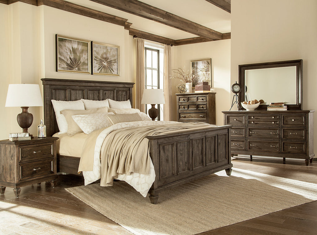 Calistoga 5-Piece King Bedroom Package with Chest and Nightstand – Weathered Charcoal|Ens. Calistoga 5 pcs avec très grand lit, commode verticale et table de nuit - anthracite vieilli