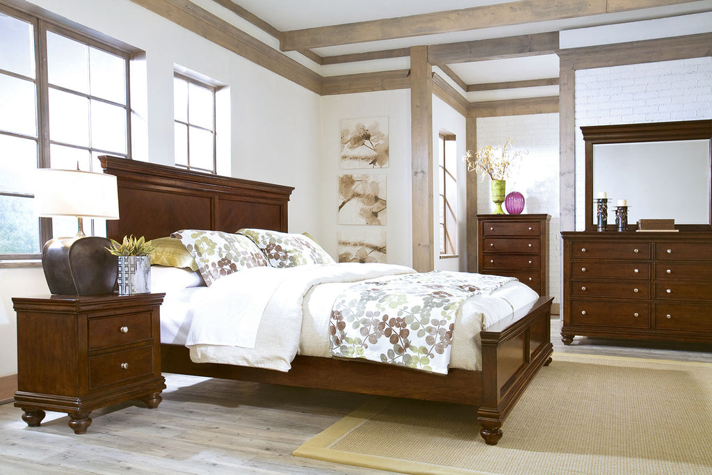 Bridgeport 4-Piece Queen Bed and Chest Package – Cherry|Ensemble de chambre à coucher Bridgeport 4 pièces avec grand lit et commode verticale - cerisier