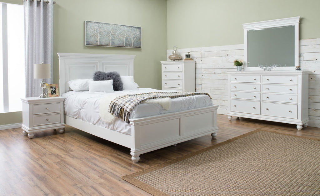 Bridgeport 4-Piece Queen Bed and Chest Package – White|Ensemble de chambre à coucher Bridgeport 4 pièces avec grand lit et commode verticale - blanc